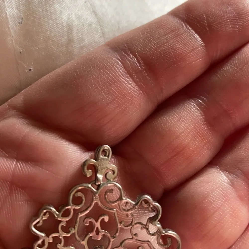 Gorgeous sterling silver filagree lace pendant with genuine champagne diamond💎
